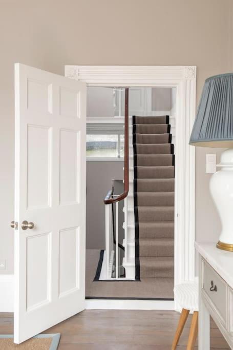 Vila Dunsford House - Elegant Townhouse With Parking Bath Exteriér fotografie