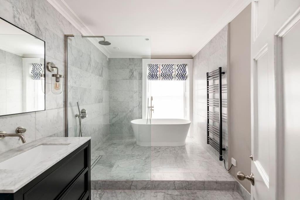 Vila Dunsford House - Elegant Townhouse With Parking Bath Exteriér fotografie