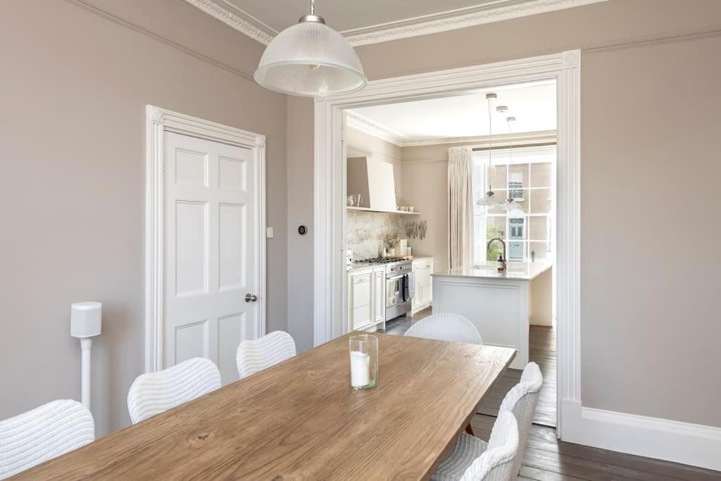 Vila Dunsford House - Elegant Townhouse With Parking Bath Exteriér fotografie