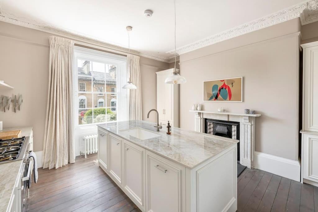 Vila Dunsford House - Elegant Townhouse With Parking Bath Exteriér fotografie