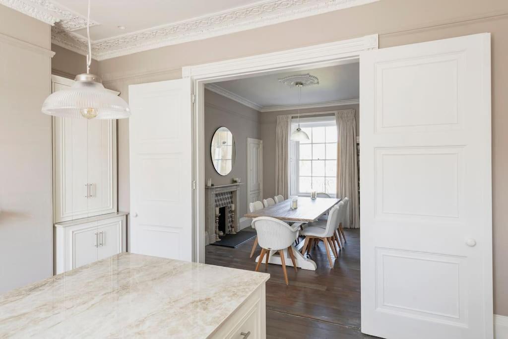 Vila Dunsford House - Elegant Townhouse With Parking Bath Exteriér fotografie