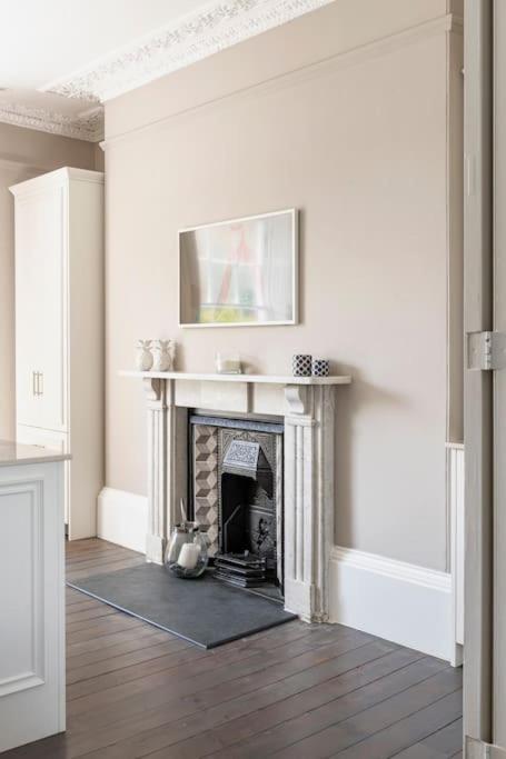 Vila Dunsford House - Elegant Townhouse With Parking Bath Exteriér fotografie
