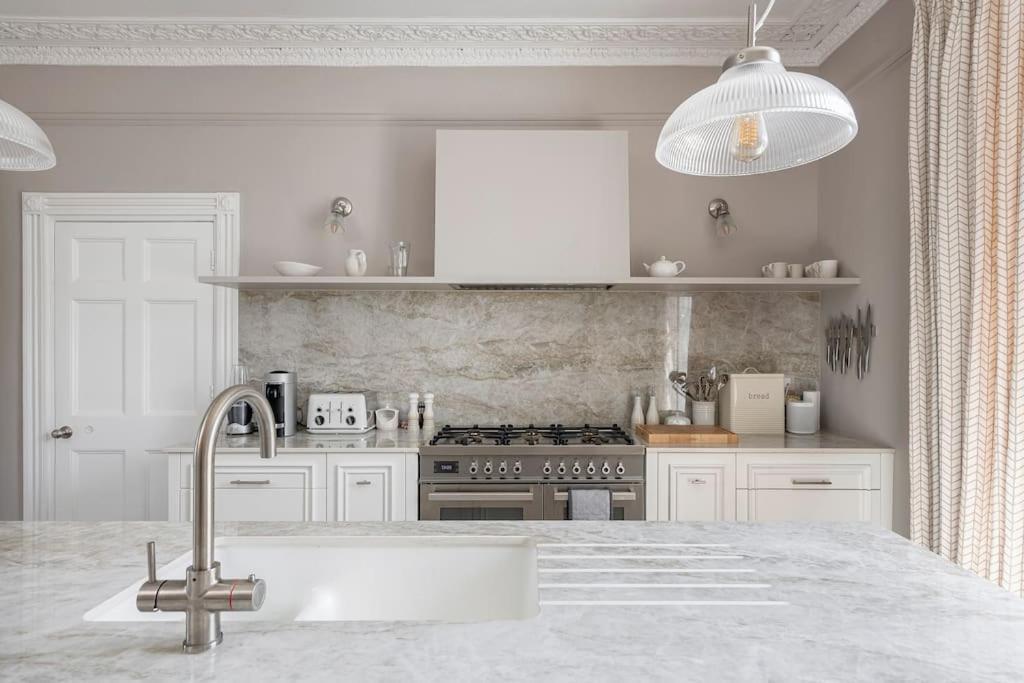 Vila Dunsford House - Elegant Townhouse With Parking Bath Exteriér fotografie